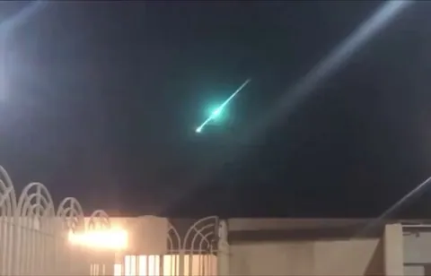 Video showing a meteor penetrating the atmosphere over the skies of Ha’il, Saudi Arabia.