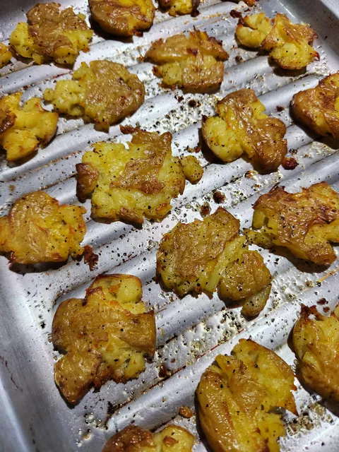 [Homemade] crispy smashed baby potatoes!