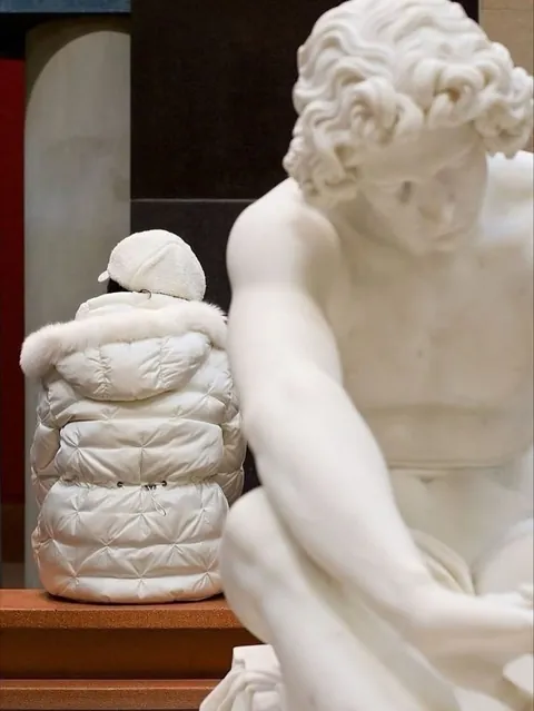 Photographer captures museum visitors who match the artwork on display.