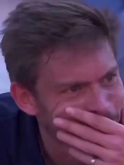 Tennis player Nicolas lost in the 16th round of his last tournament. As he cried, his son ran onto the court and hugged him