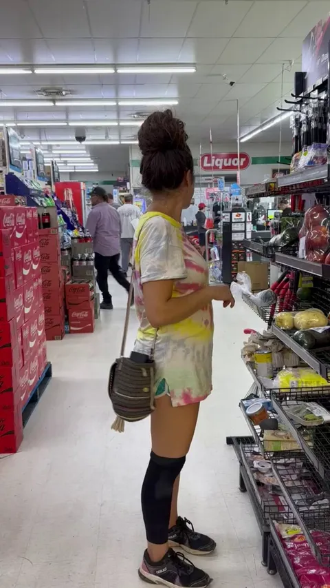 Sneaky shopping flashes [GIF]