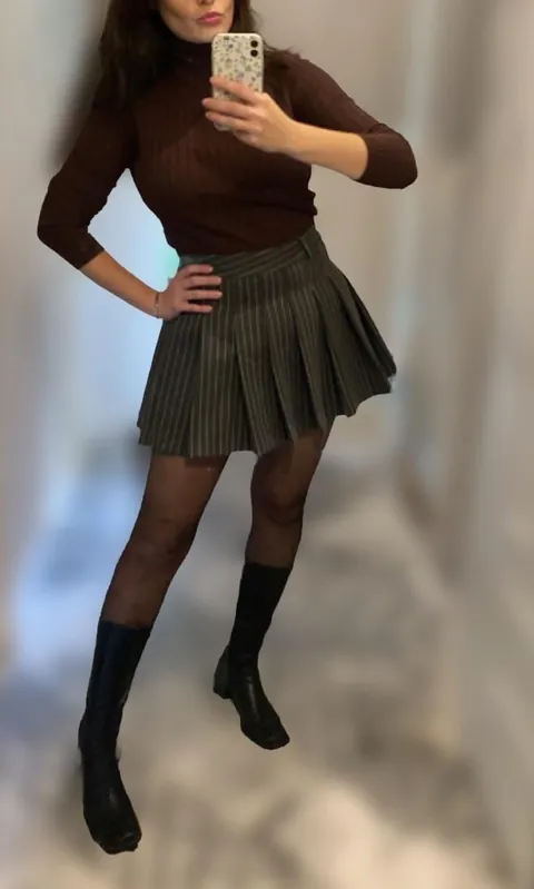 (F) swipe to see 1987 mum boobs 😏 xx