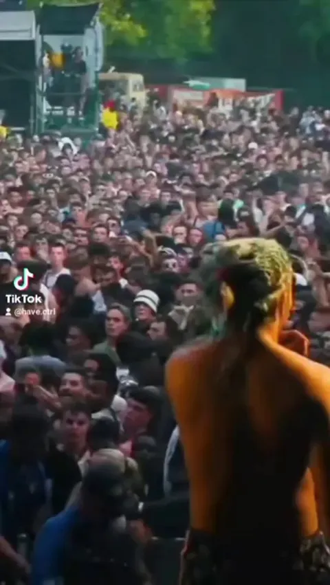 Lil Pump saves a fan having a seizure