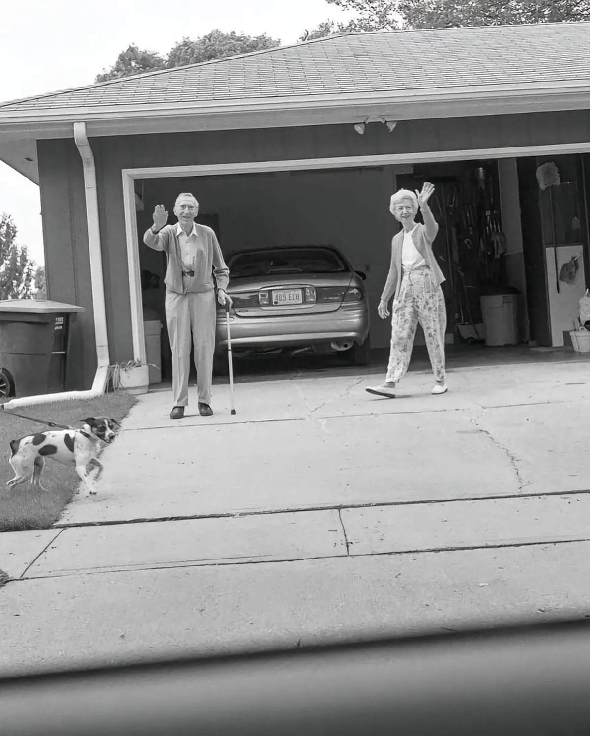 A WOMAN SPENT 27 YEARS PHOTOGRAPHING HER PARENTS WAVING HER GOODBYE 