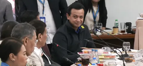Smirk of a man who triggered the senile drug lord by calling their family "The Duterte Crime family" HAHAHAHAA