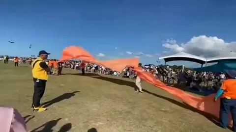 3 Year Old Girl Getting Flown Into Sky After Getting Caught In Kite