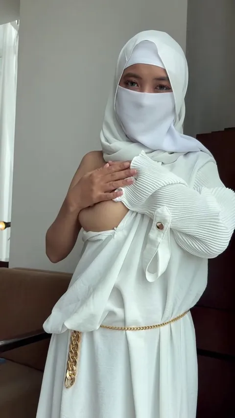 Titty revealed, drooping and squeezed