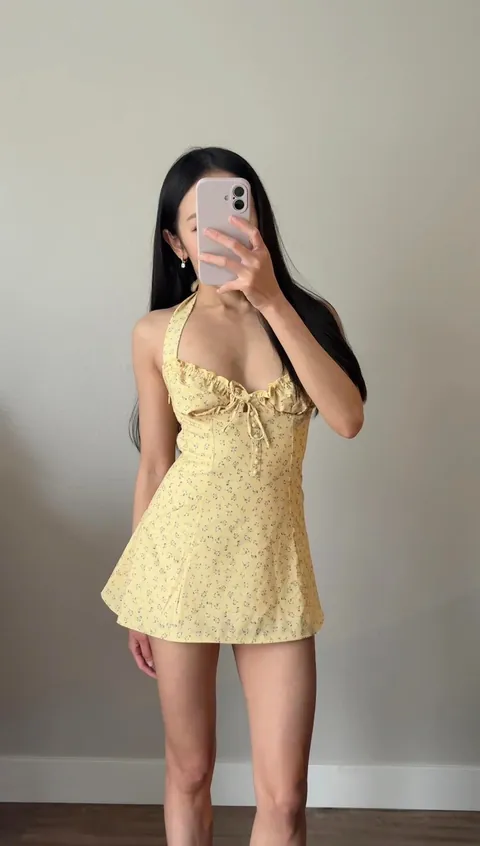 Dainty pussy under a dainty dress