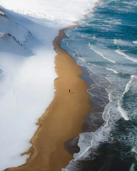 🔥 Hokkaido Beach, where the snow, sand &amp; sea meet each other.