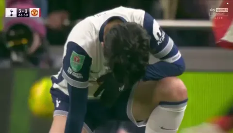 Martínez telling Son to hurry up to take the corner, Son then scores an olimpico