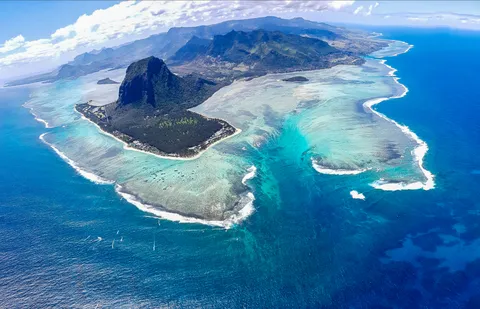 Underwater waterfall illusion in South-West Mauritius [OC] [3311x2128]