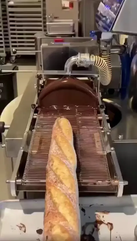 Je suis confus, comment appelleriez-vous cela ?pain au chocolat ? Baguettine?