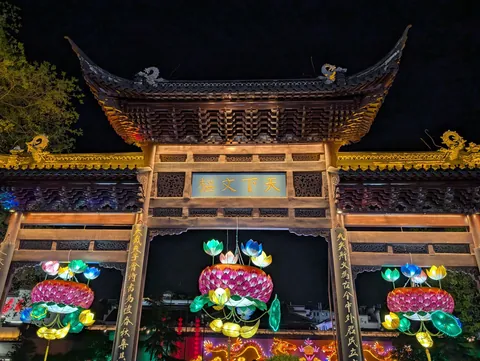 I randomly found Nanjing’s Qinhuai Lantern Festival, and it was breathtakingly beautiful