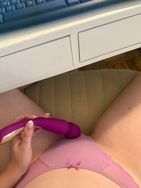 [F]28 Distracting Monday after my first weekend of posting my body for all of you… good thing I’m working from home today 😉
