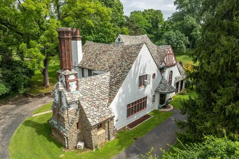 Medieval Revival Cottage (Cincinnati, Ohio, US).