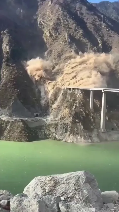Hongqi bridge collapses in southwest china, months after opening.
