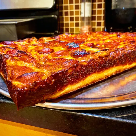 [homemade] Pizza, in the style of Detroit