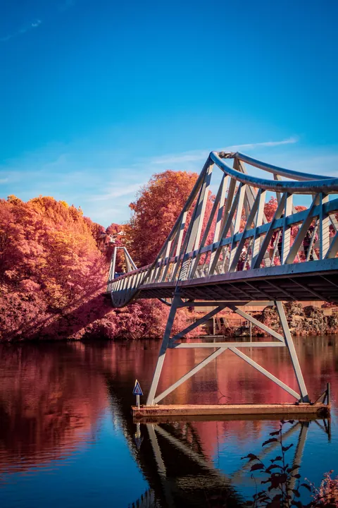 A bridge to autumn 