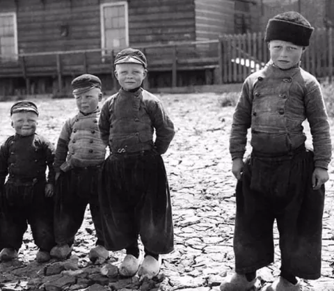 Kids from the Netherlands in 1904.