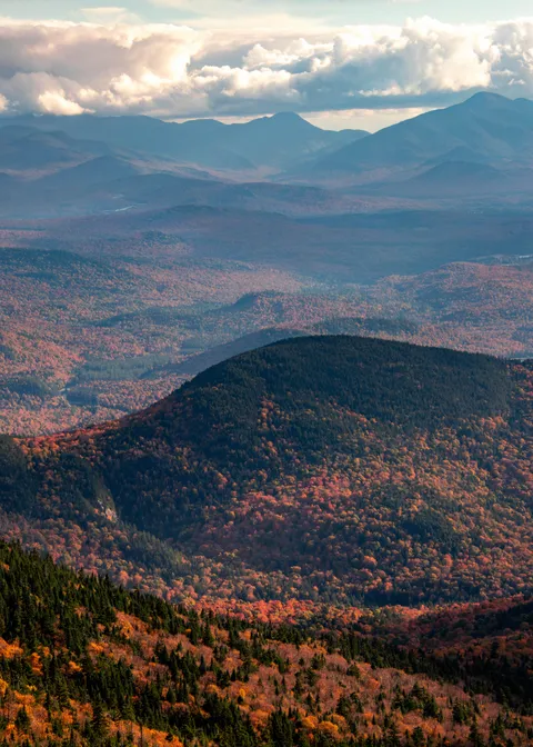 Peak fall foliage in the Adirondack Mountains (New York, USA) [OC] [4000x5000]