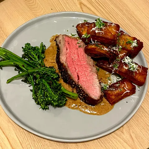 [Homemade] Tri tip au poivre with broccolini and potatoes pave