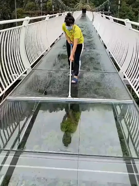 Cleaning glass sky bridge