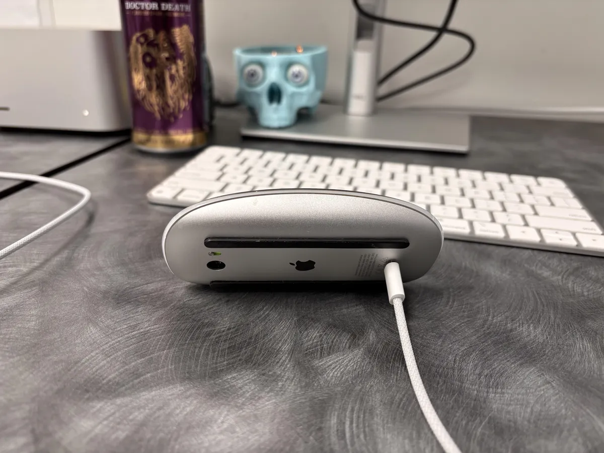 Just needed to save my file when the apple mouse goes dead. This is how it charges.