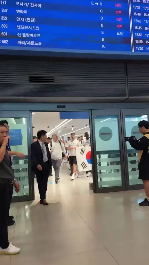 This is how Tottenham's squad was received when they arrived in South Korea.