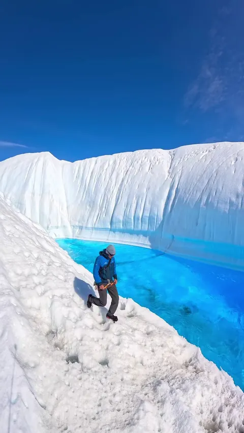 🔥Antarctica has some of the most profound blue pools