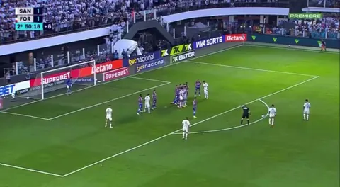 Neymar fakes the wall and almost scores free kick (95')