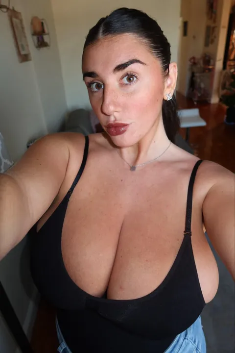 Winding down for the night and I’m about to get really gooned to huge, meaty, cellulite asses, huge natural hanging tits, thick thighs, wide hips, pawgs, bbws, and all other curves