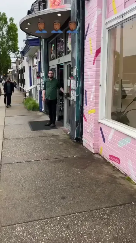 Worker accuses customer of not paying tab, customer proceeds to completely embarrass him