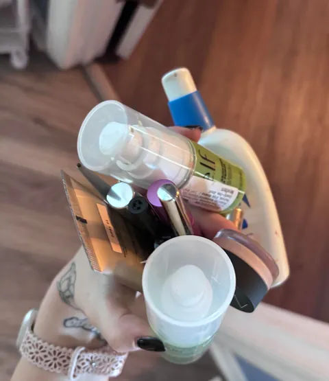 Girls hands be like: