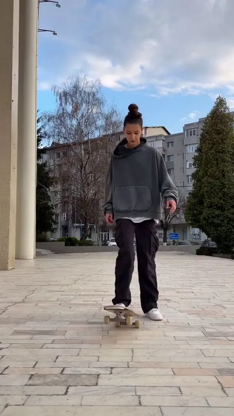 A lady does flawless freestyle skateboarding like Rodney Mullen