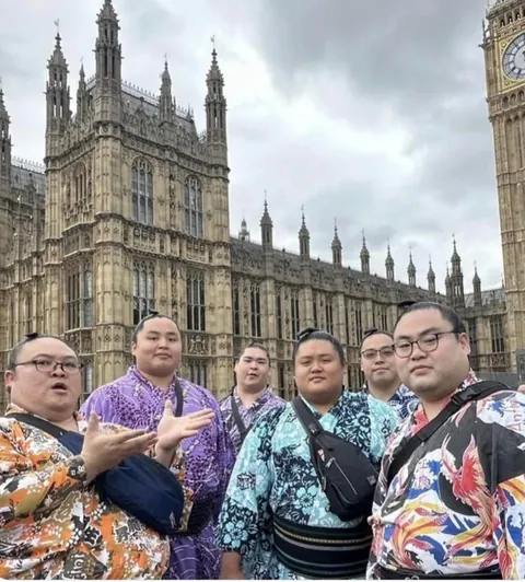 Japans top Sumo Wrestler went to London for a tournament, look at the tourist photos they took