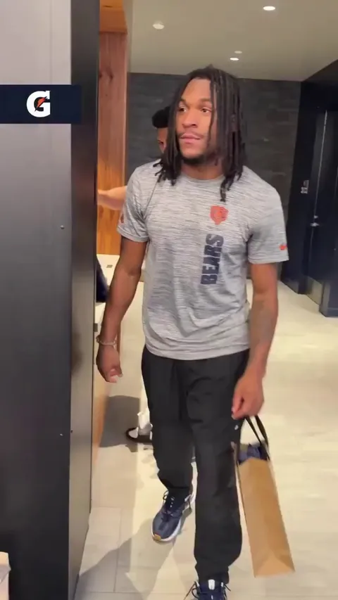 [Highlight] Gatorade gifted Kyle Monangai a custom bottle to help him remember how to drink after viral spilling video