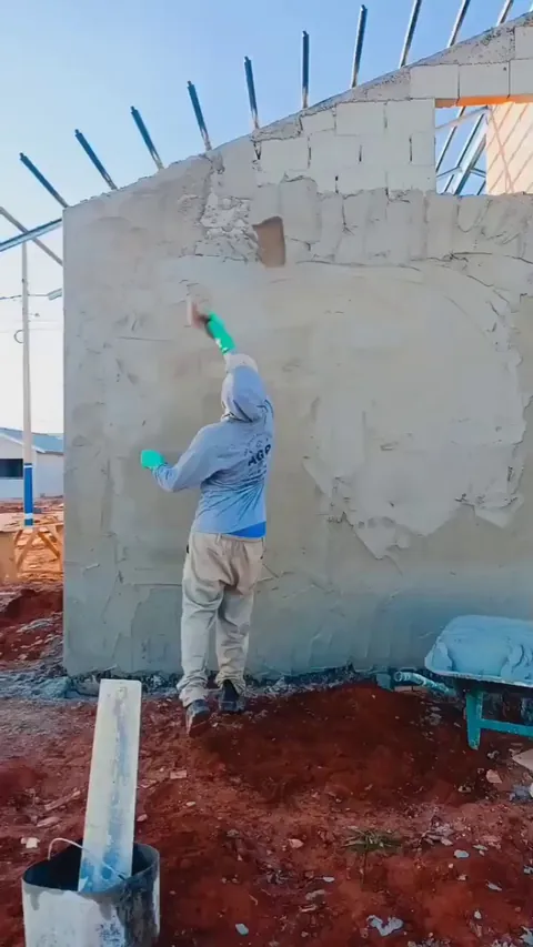 How this worker throws mortar onto a wall