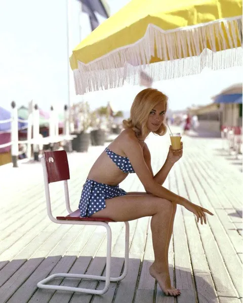 The Bikini Girl on the Boardwalk pour “Jour de France”, Deauville, 1959