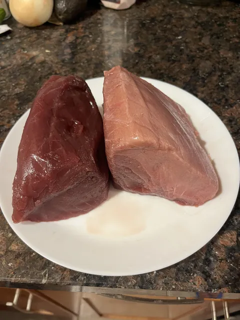The difference between fatty tuna and lean tuna meat from different parts of the same fish.