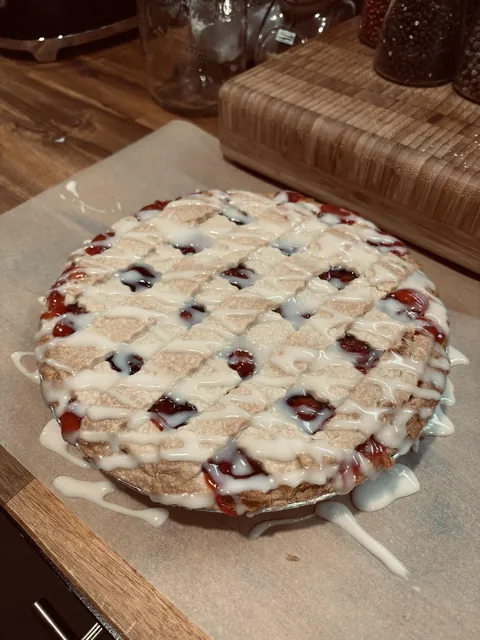 [homemade] cherry pie with streusel icing