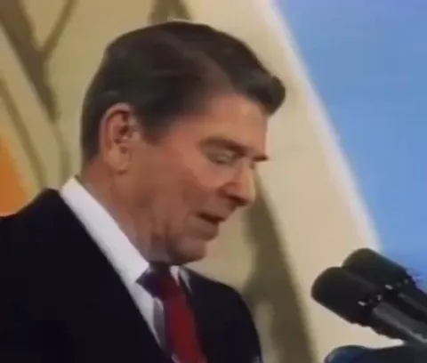 In 1987, during a speech by Ronald Reagan, a balloon loudly burst. Reagan, without losing his composure, joked: “Missed me,” which caused laughter in the audience. This moment became especially significant in the wake of the assassination attempt on Reagan in 1981, when he was seriously wounded.