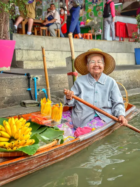 ITAP of this smiling lady in Thailand [PORTRAIT]