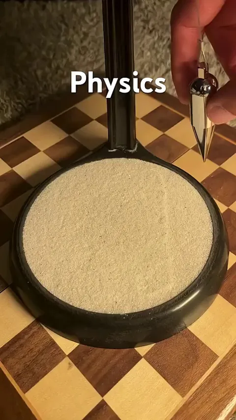 Pendulum draws on Sand