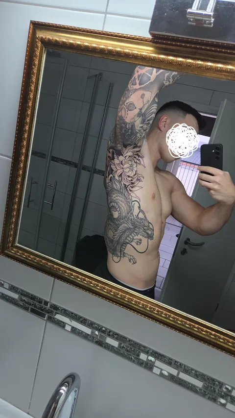 Armpit chrysanthemum by @jennystattooart, Germany