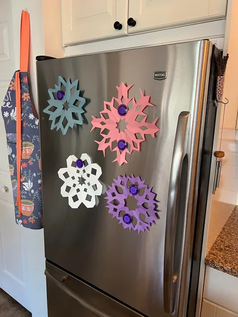 Baking and making snowflakes while my girl lounges in the window 🐈‍⬛💛