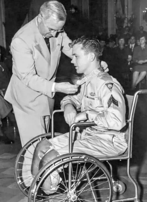 Double amputee Ralph Neppel WWII veteran getting the MOH from Harry S. Truman, 23 of August (1945)