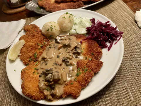 [OC] Pork jaëgershcnitzel with potato dumplings,cucumber salad and red cabbage