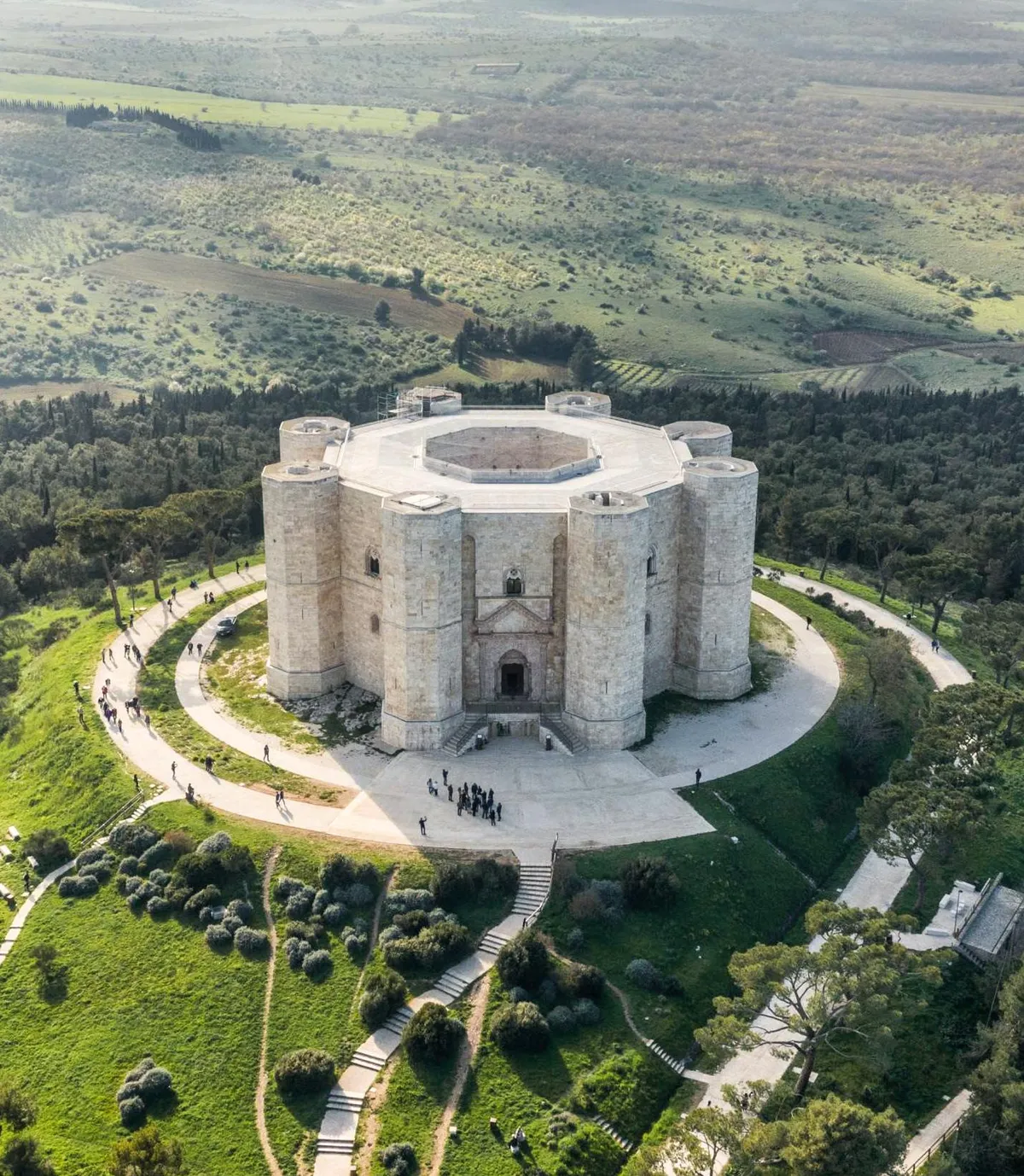 Castel del Monte, built 1240s, southeast Italy [Building]