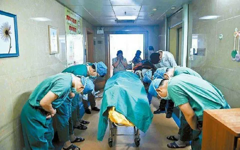 The photograph shows doctors bowing to Liang Yaoyi, a gifted student from Shenzhen, China, who died from a brain tumor in 2014. His mother can be seen weeping in the background. Before passing away, Liang told his mother, Li Qun, that he wanted to donate his organs to save as many lives as he can.
