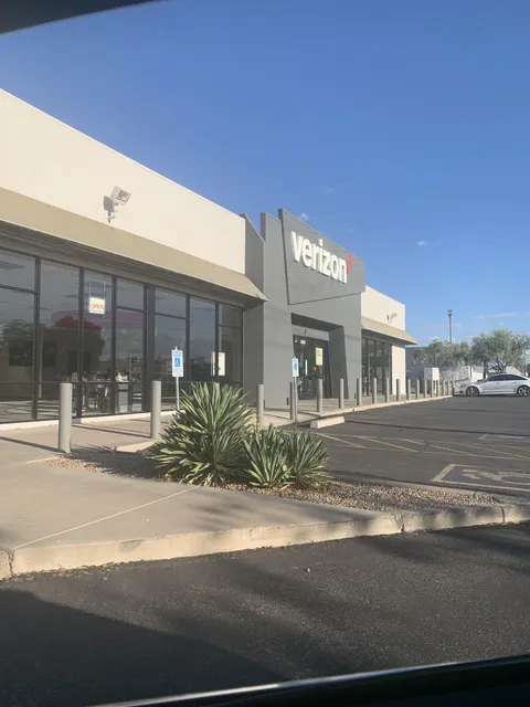 Verizon sales rep told me to show up hours early if I wanted to get the new iPhone on Day 1. This is 15 minutes before they opened. 